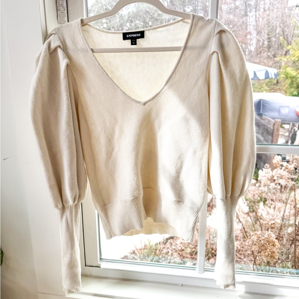 Express Women's Cream V-Neck Sweater